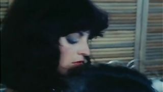 Брюнетка убедила брюнетку сексом втроем заняться на кровати