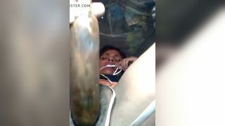 Индийская девушка засовывает в свою пилотку скалку