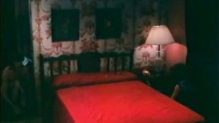 После приема душа взял в плен вооруженную воровку