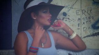 Усатый очкарик воображает секс с грудастой дамой во время романтического ужина