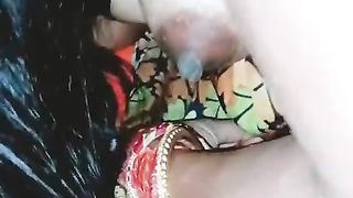 После секса мужчина кончает на небритую пилотку