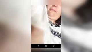 Одинокая баба показывает свои прелести